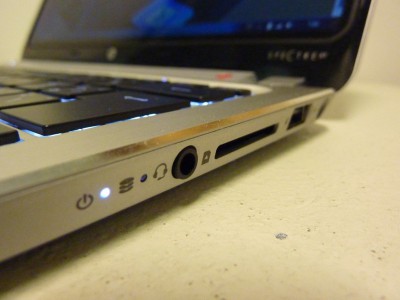 HP SPECTRE XT: pravá strana s diódkami, výstupom sluchátiek, slotom na SD a USB