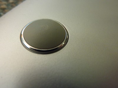 HP SPECTRE XT: krásny detail nožičky, kde dizajnér nezabudol ani na lesklý krúžok